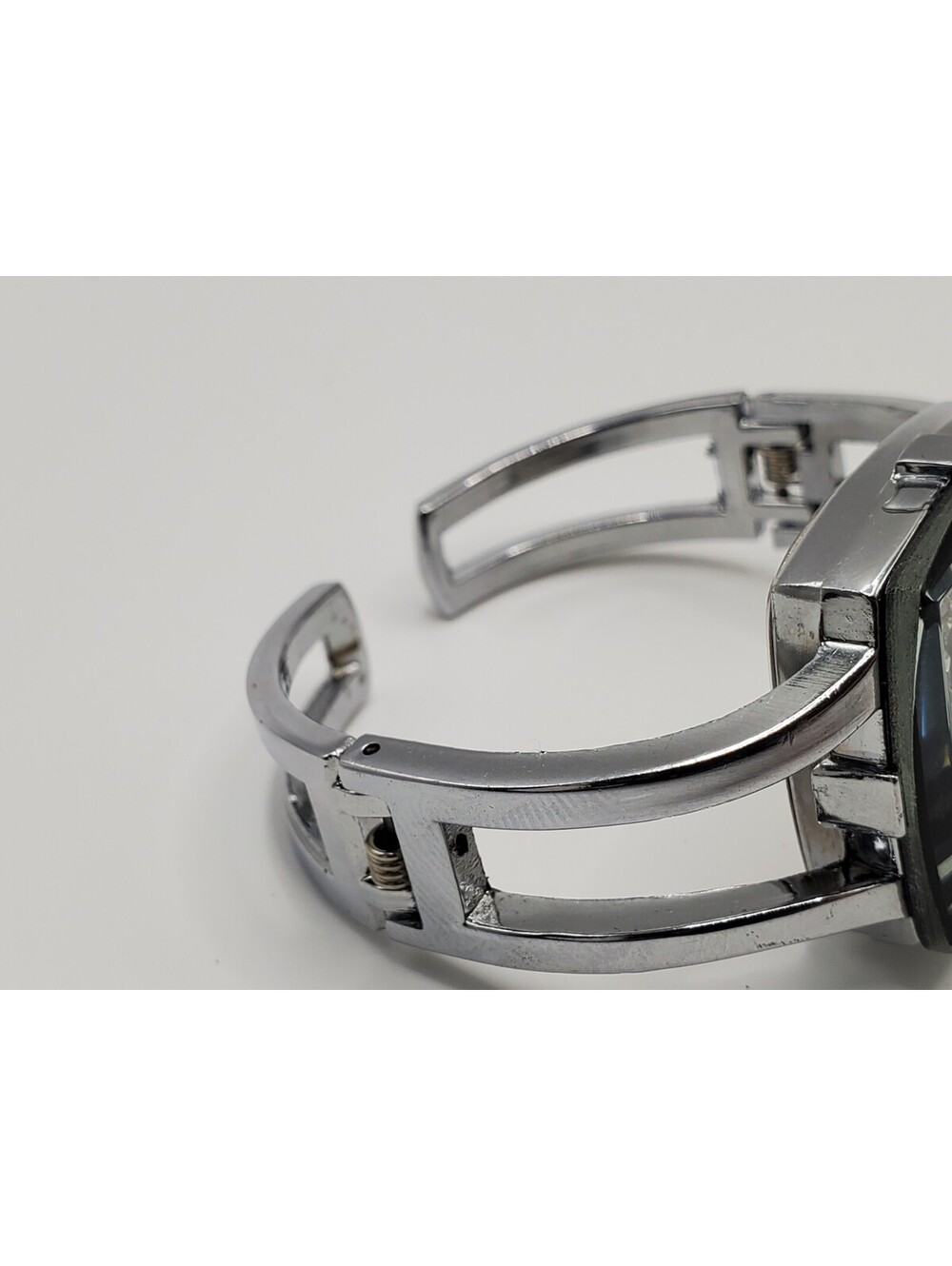Cruise Club Quartz Cuff Band Watch Women 29mm Black Dial Silver Tone New Battery - Picture 3 of 10